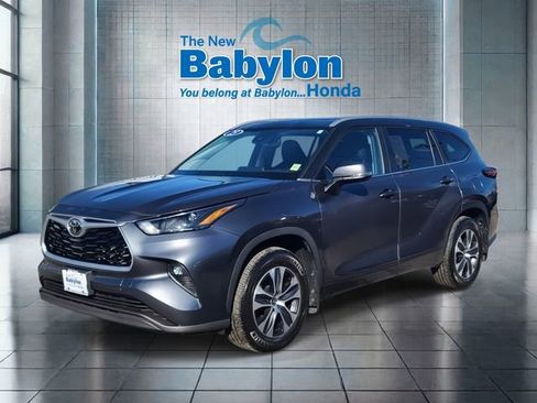 Used 2023 Toyota Highlander XLE AWD/4WD image 1
