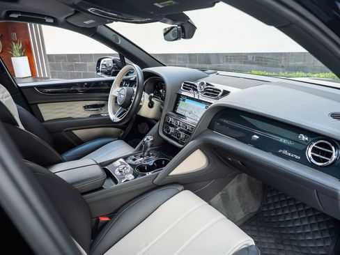 Used 2023 Bentley Bentayga Extended Wheelbase image 2