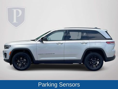 Used 2025 Jeep Grand Cherokee Altitude AWD/4WD image 6