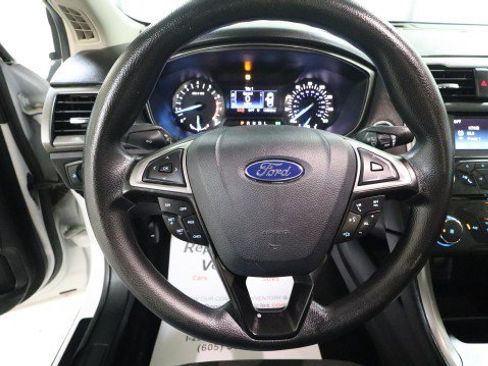 Used 2017 Ford Fusion SE FWD image 16