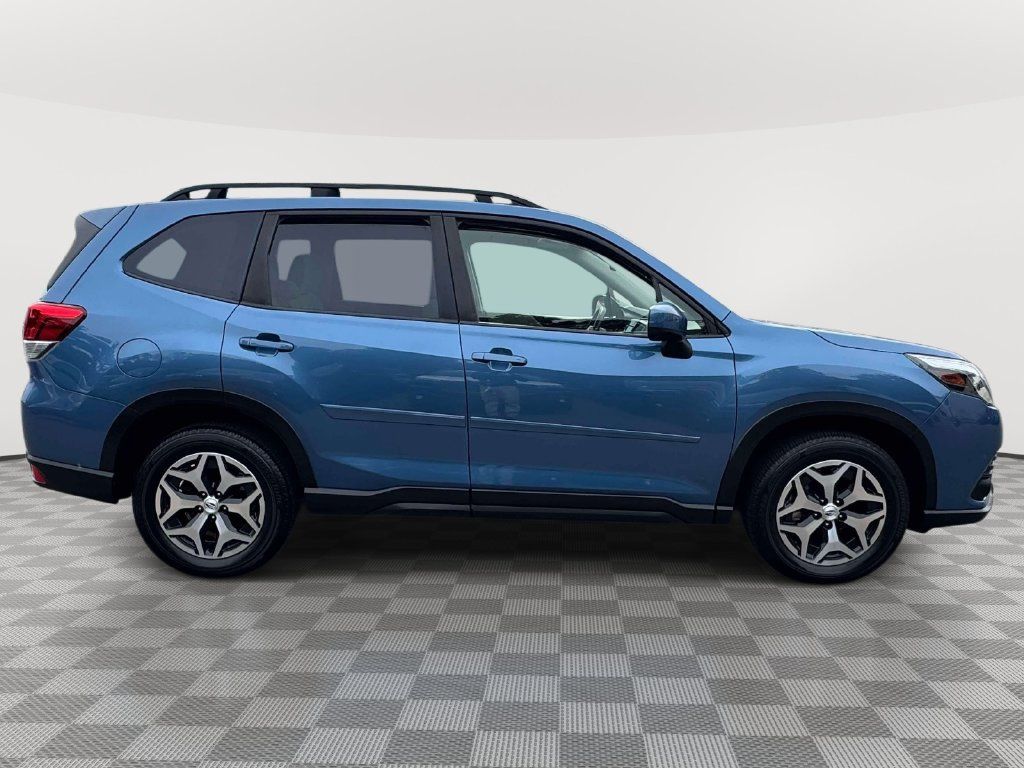 Used 2023 Subaru Forester Premium AWD/4WD image 9