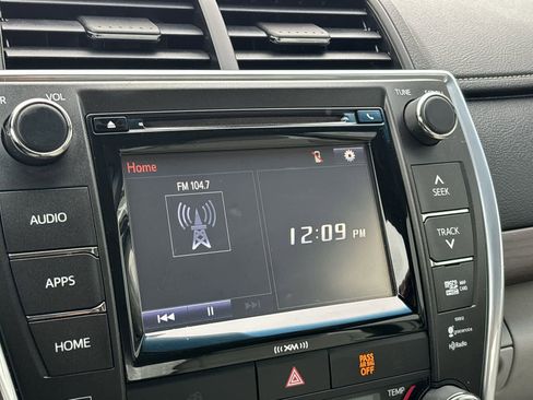 Used 2016 Toyota Camry XLE image 16