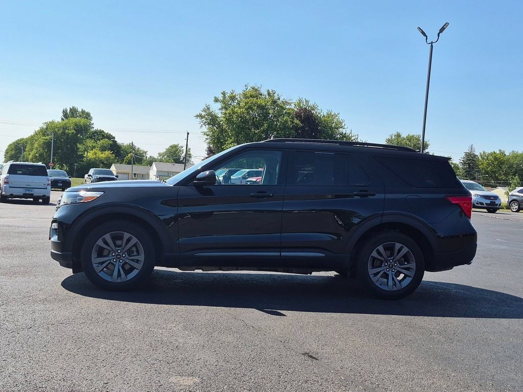 Used 2024 Ford Explorer XLT w/ Equipment Group 202A AWD/4WD image 4