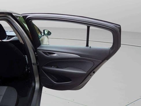 Used 2018 Buick Regal Preferred image 38