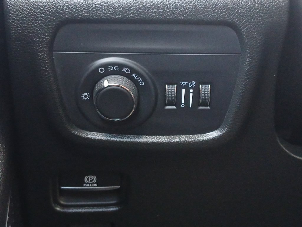 Used 2025 Jeep Grand Cherokee Laredo RWD image 12