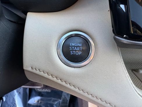 Used 2020 Toyota Highlander XLE image 27