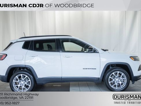 Used 2023 Jeep Compass Latitude image 3