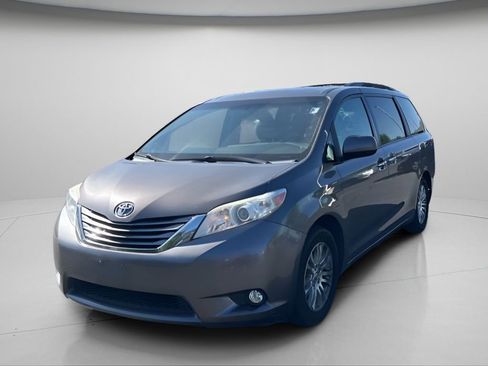 Used 2017 Toyota Sienna XLE FWD image 9