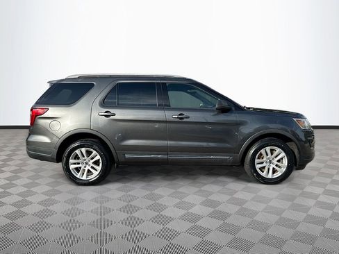 Used 2018 Ford Explorer XLT AWD/4WD image 5
