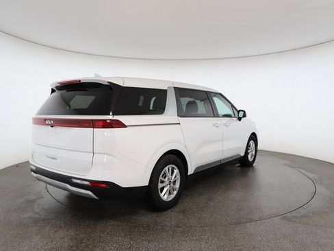 Used 2024 Kia Carnival LX image 17