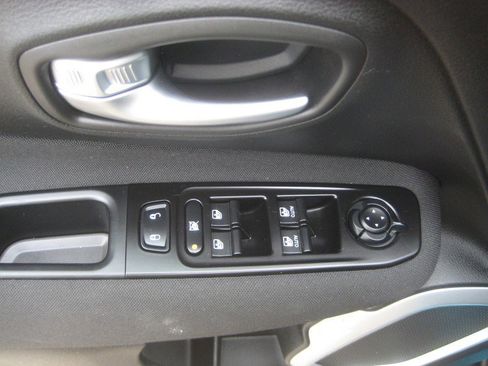 Used 2021 Jeep Renegade Latitude w/ Convenience Group image 16