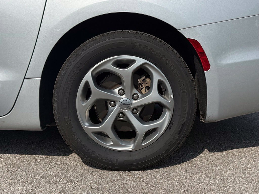 Used 2023 Chrysler Pacifica Limited FWD image 4