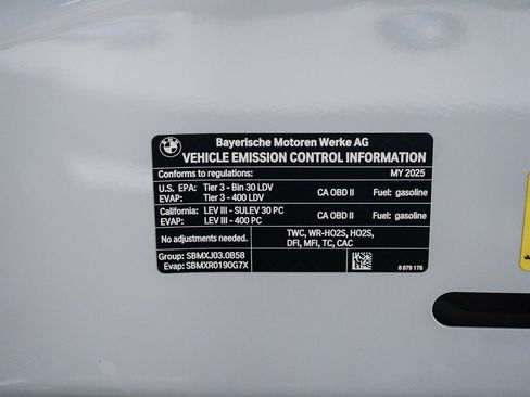 Used 2025 BMW 740i w/ Premium Package RWD image 30