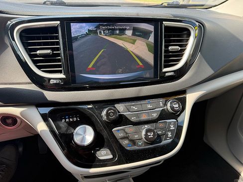 Used 2024 Chrysler Pacifica Touring-L FWD image 24