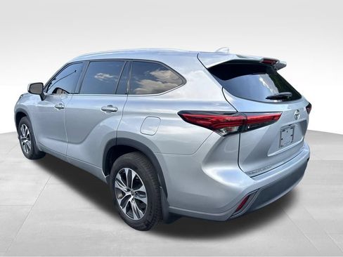 Used 2022 Toyota Highlander XLE AWD/4WD image 3