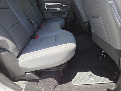 Used 2018 RAM 1500 SLT AWD/4WD image 17