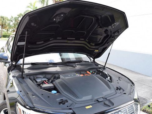 Used 2022 Audi e-tron Premium image 92