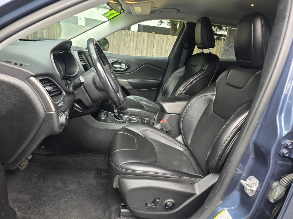 Used 2019 Jeep Cherokee Latitude Plus w/ Cold Weather Group AWD/4WD image 11