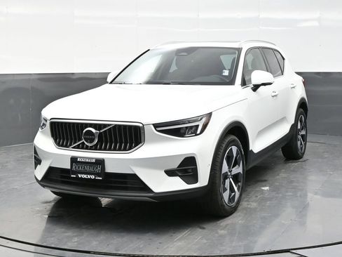Used 2025 Volvo XC40 B5 Plus AWD/4WD image 2