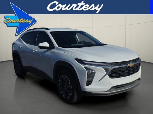 Used 2024 Chevrolet Trax LT w/ Driver Confidence Package FWD image 1
