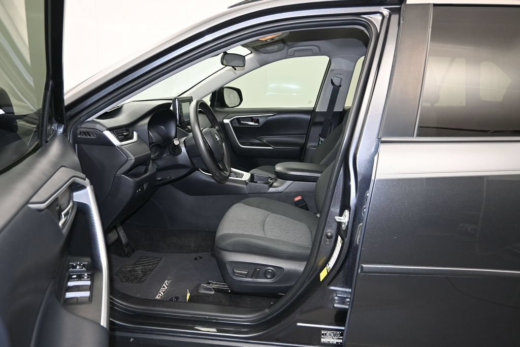 Used 2020 Toyota RAV4 XLE FWD image 19