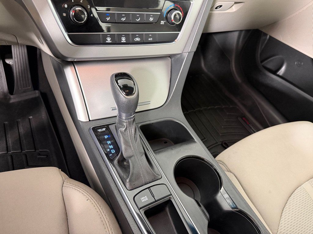 Used 2015 Hyundai Sonata SE w/ Option Group 09 FWD image 17