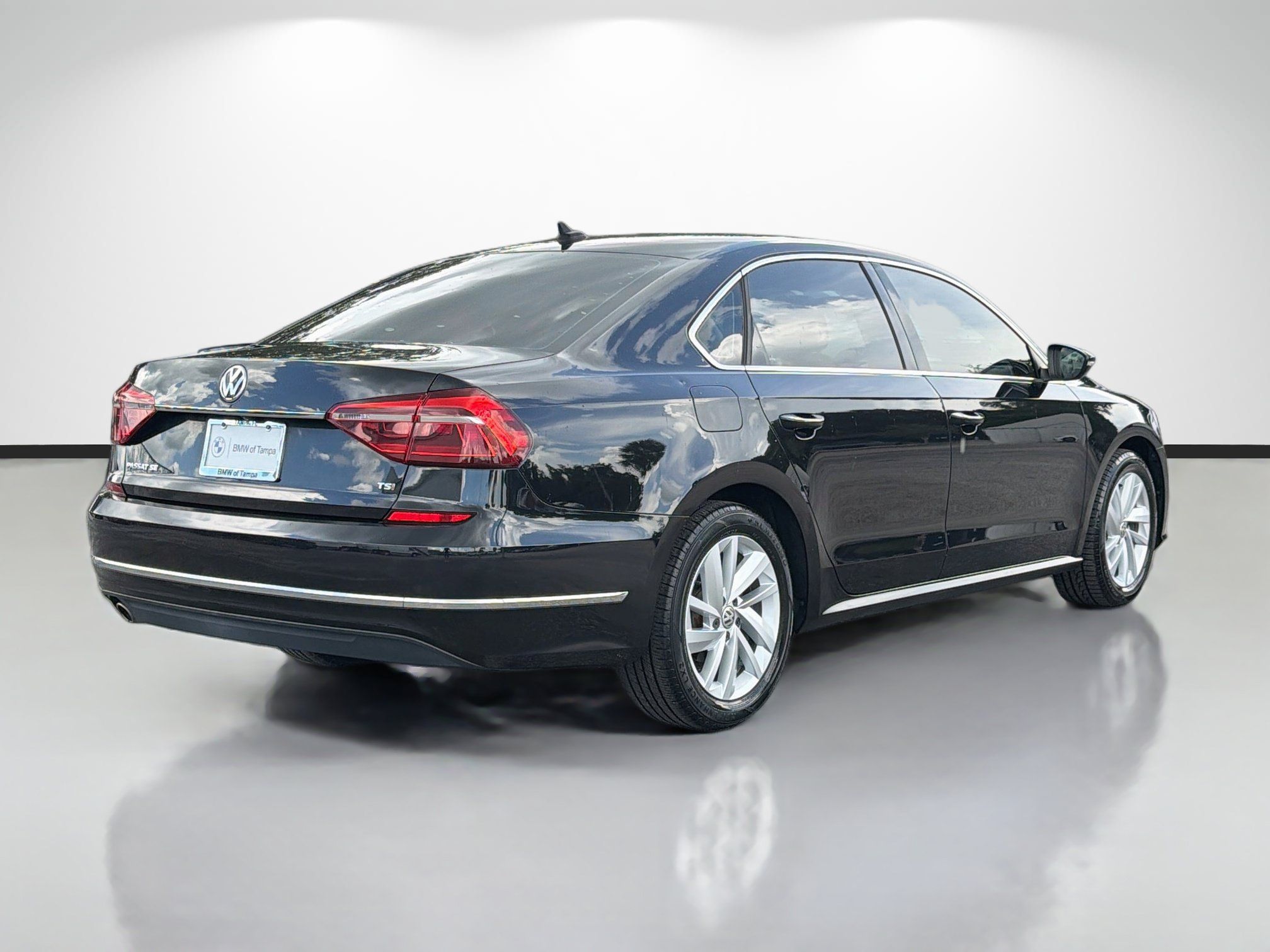 Used 2018 Volkswagen Passat 2.0T SE FWD image 3