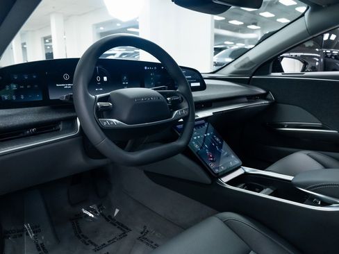 Used 2025 Lucid Air Touring image 18