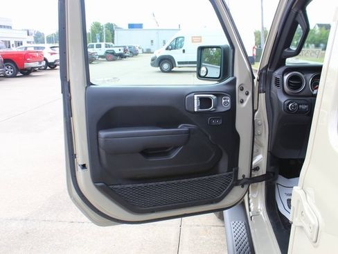 Used 2022 Jeep Gladiator Sport image 9