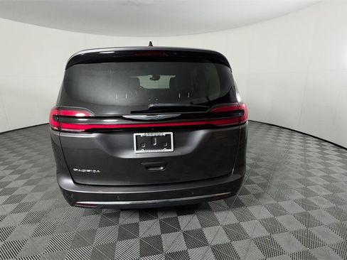 Certified 2023 Chrysler Pacifica Touring-L image 6