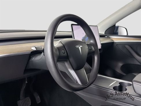 Used 2022 Tesla Model Y Long Range image 9