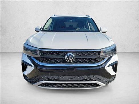 Used 2022 Volkswagen Taos SE FWD image 2