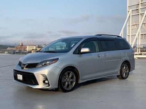 Used 2020 Toyota Sienna SE w/ SE Preferred Package FWD image 4