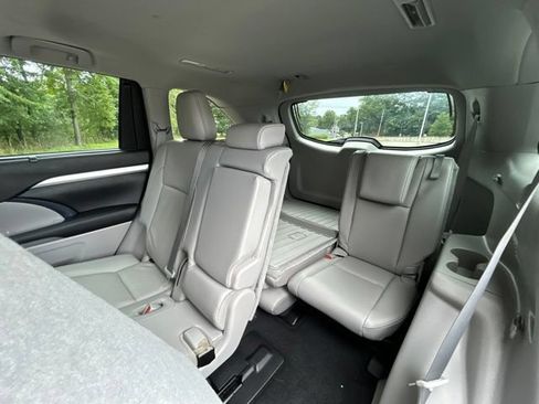 Used 2019 Toyota Highlander XLE AWD/4WD image 37