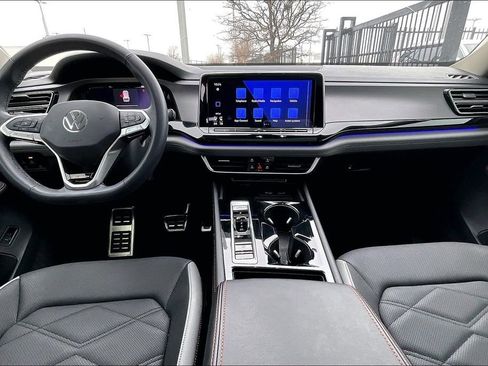 Used 2024 Volkswagen Atlas Peak Edition SE image 19