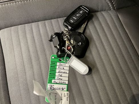 Used 2017 Ford Escape SE w/ SE Sport Appearance Package image 27