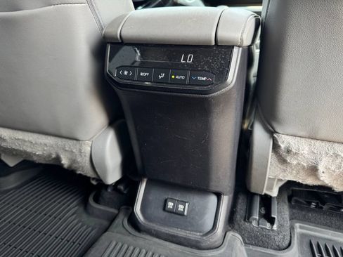 Used 2021 Toyota Highlander XLE AWD/4WD image 15