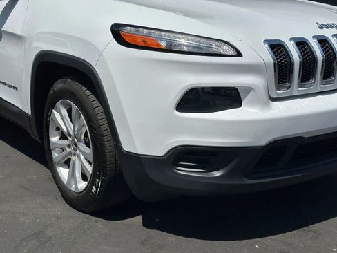Used 2015 Jeep Cherokee Sport image 12