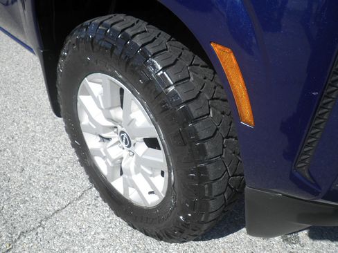 Used 2022 Nissan Frontier SV image 9