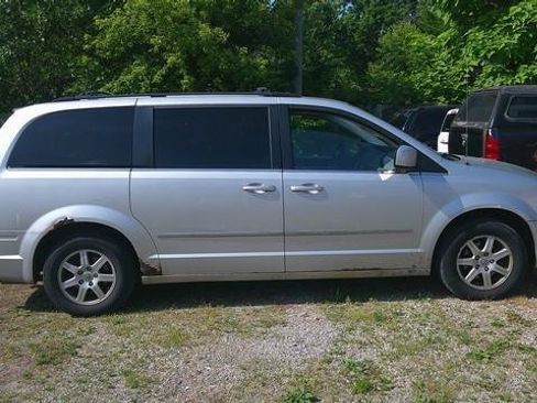 Used 2010 Chrysler Town & Country Touring FWD image 3