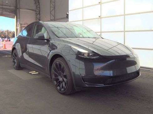 Used 2024 Tesla Model Y Long Range image 3