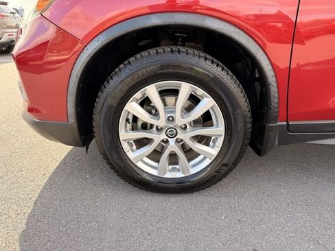 Certified 2017 Nissan Rogue SV image 9