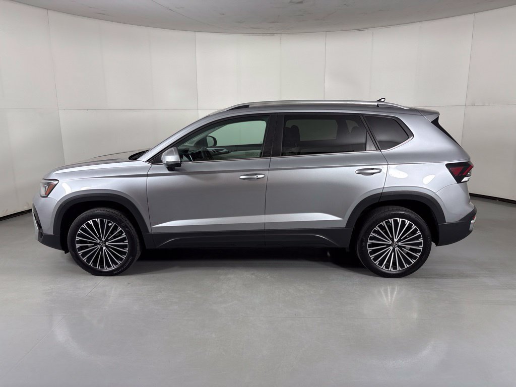 Used 2025 Volkswagen Taos SE FWD image 5