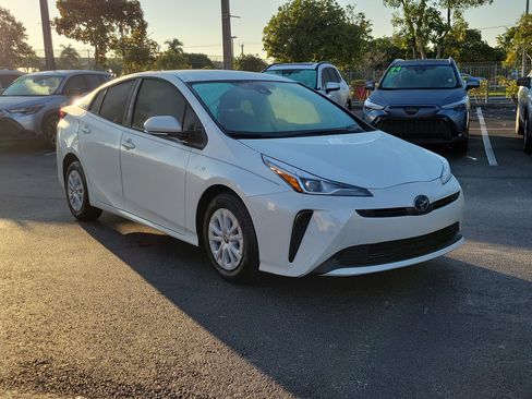 Used 2019 Toyota Prius LE image 4