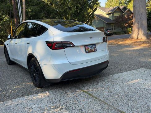 Used 2021 Tesla Model Y Long Range AWD/4WD image 4