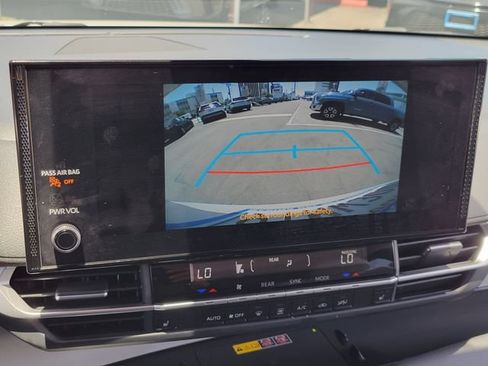 Used 2025 Toyota Sienna XLE w/ XLE Plus Package FWD image 11