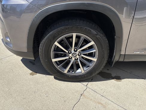 Used 2019 Toyota Highlander XLE AWD/4WD image 34