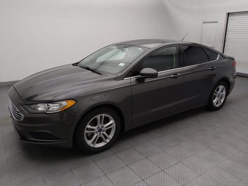 Used 2018 Ford Fusion SE FWD image 2