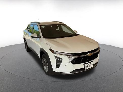 Used 2025 Chevrolet Trax LT FWD image 3
