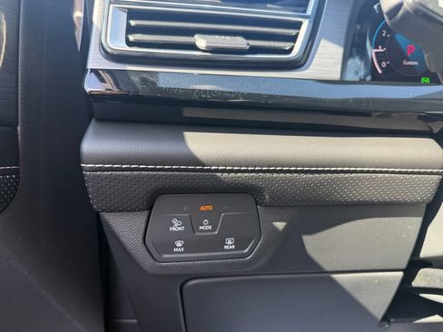 Used 2024 Volkswagen Atlas Cross Sport SE FWD image 24